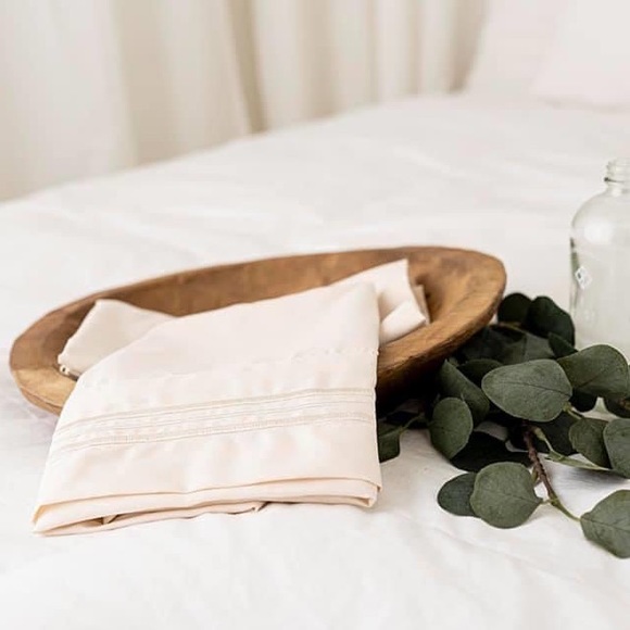 ✨SALE✨Queen 6pc French Vanilla Bedsheets - Picture 2 of 6